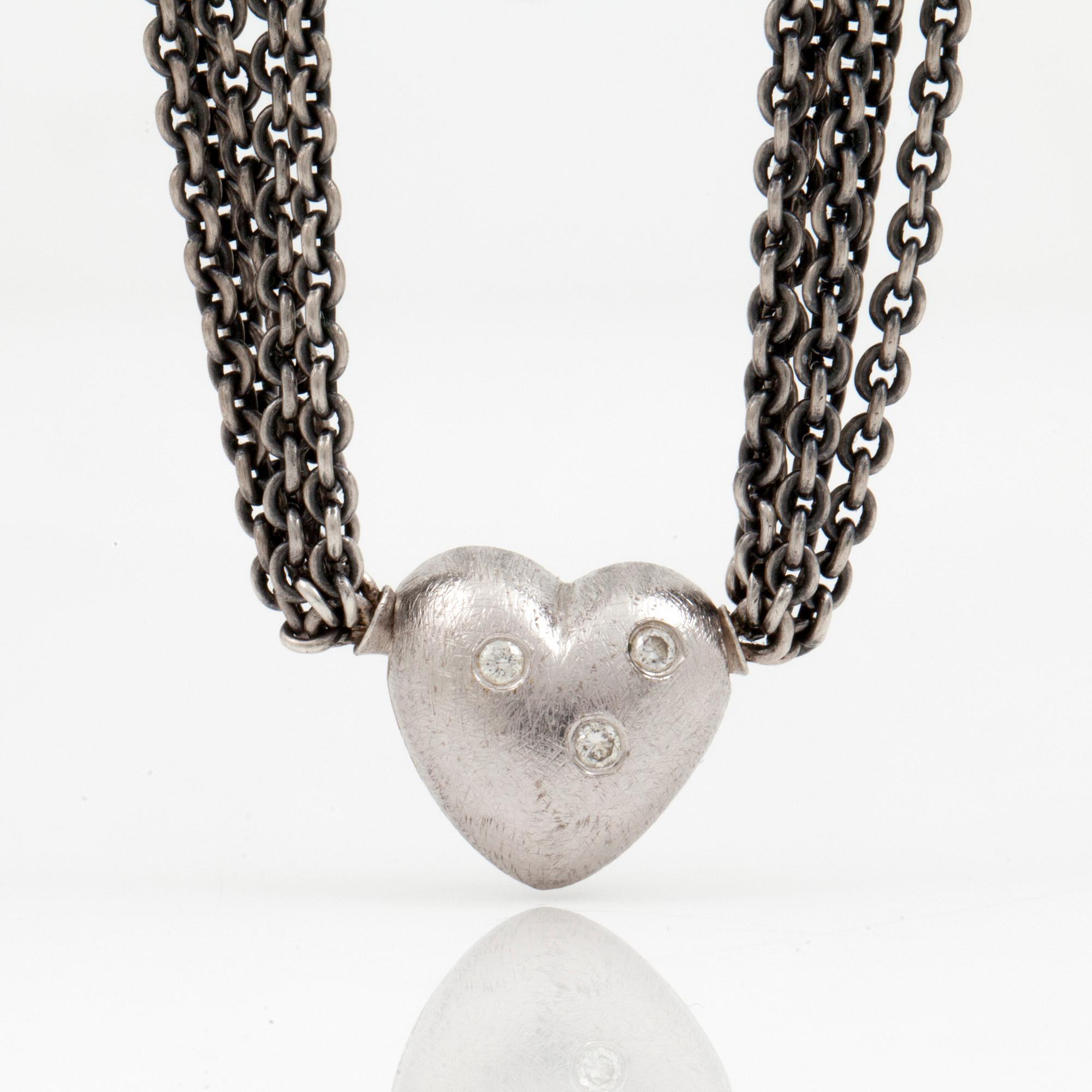 COLLIER, Ole Lynggaard, femradig oxiderad silverlänk, med lås i form av ett hjärta med diamanter.