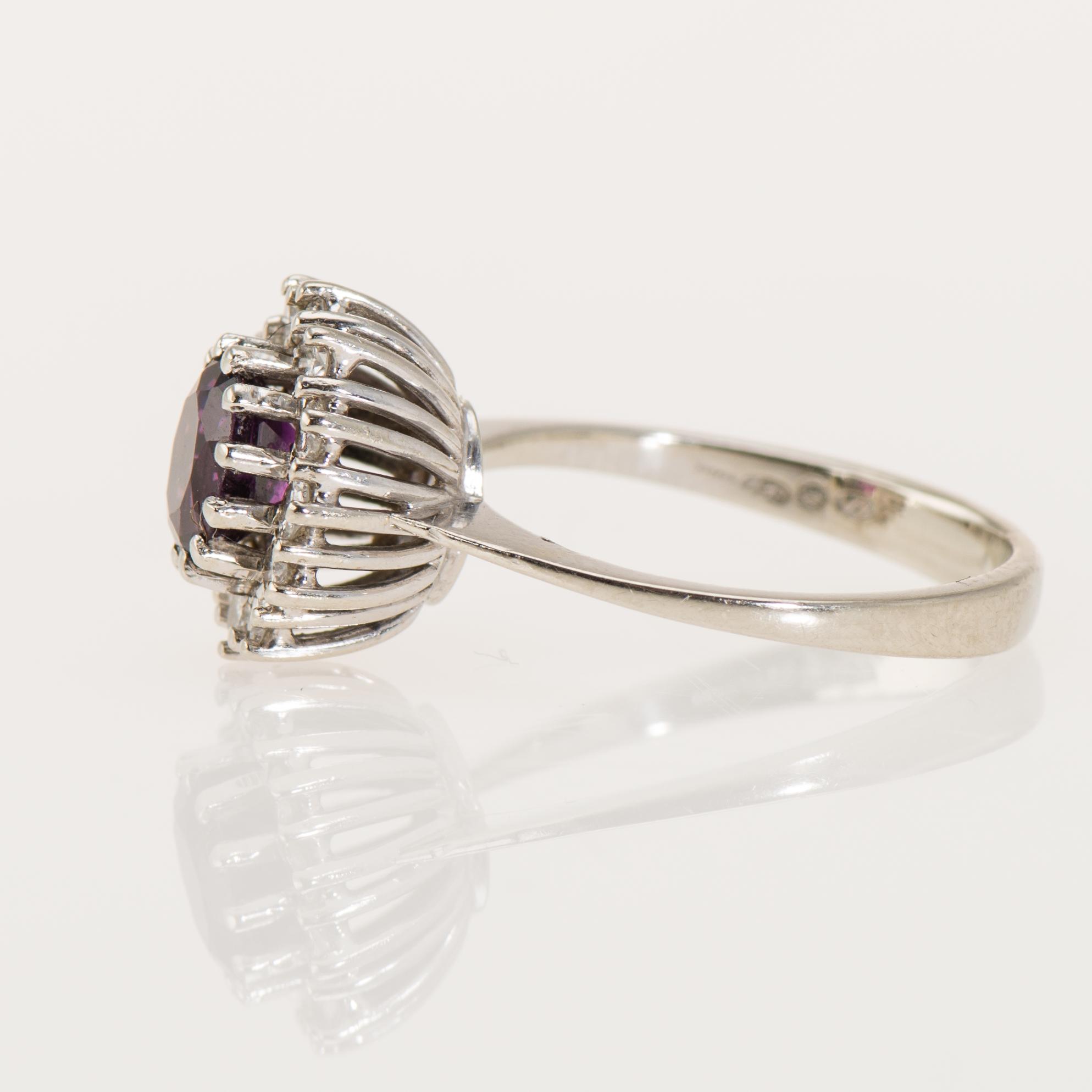 RING, 18K vitguld, violett safir, briljantslipade diamanter. Vikt ca 3,5 g.