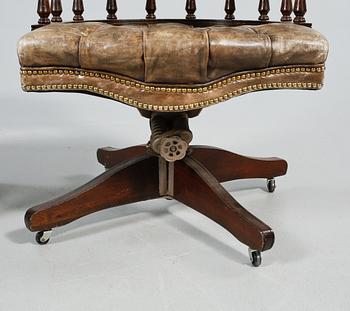 SKRIVBORDSTOL SAMT FOTPALL, England, 1900-tal.