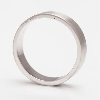 An 18K white gold ring. ITD Oy.