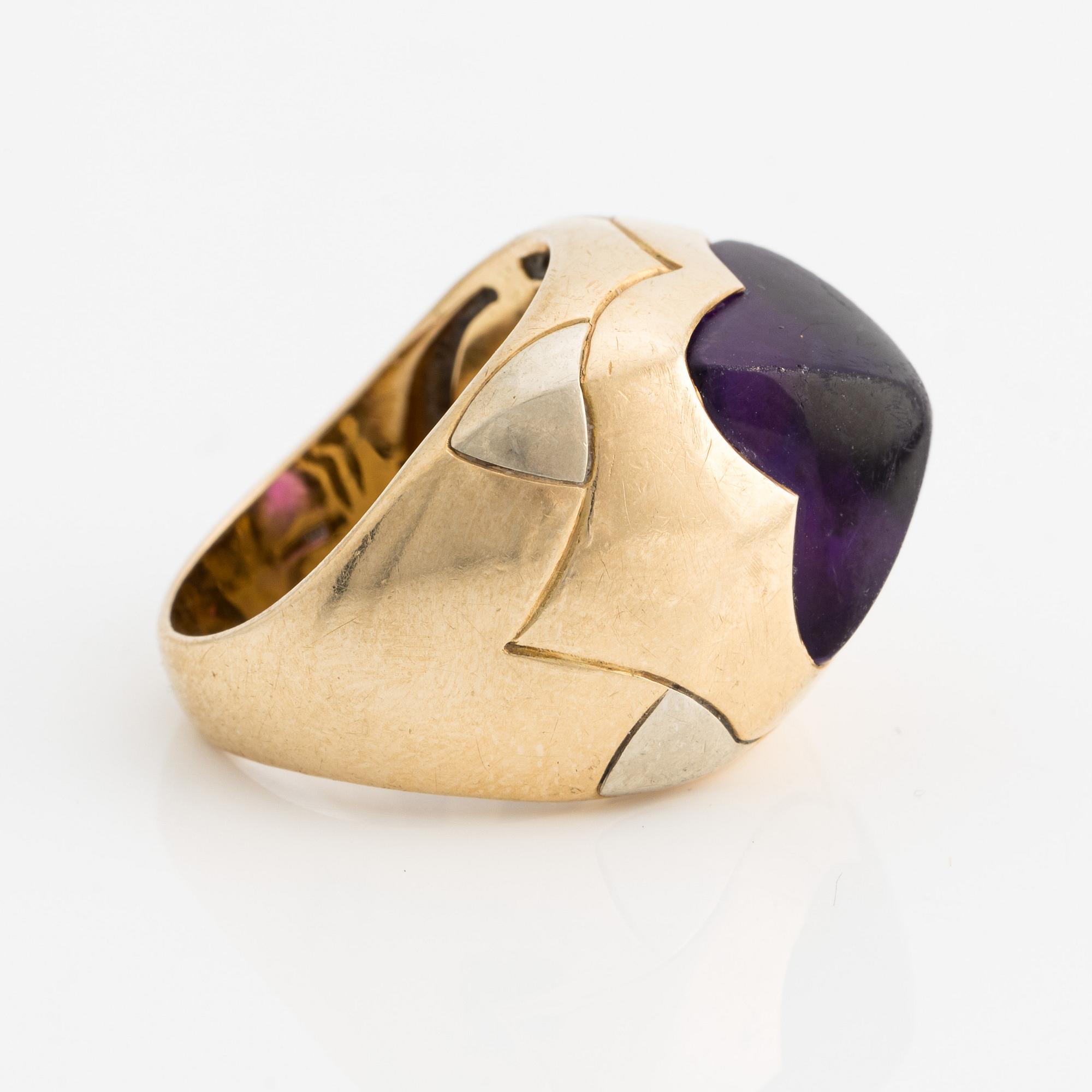 Bulgari ring in 18K gold with an amethyst Pyramid Bukowskis