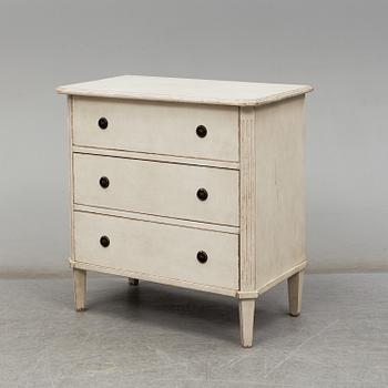 A  20th century gustavian style chest of drawers.