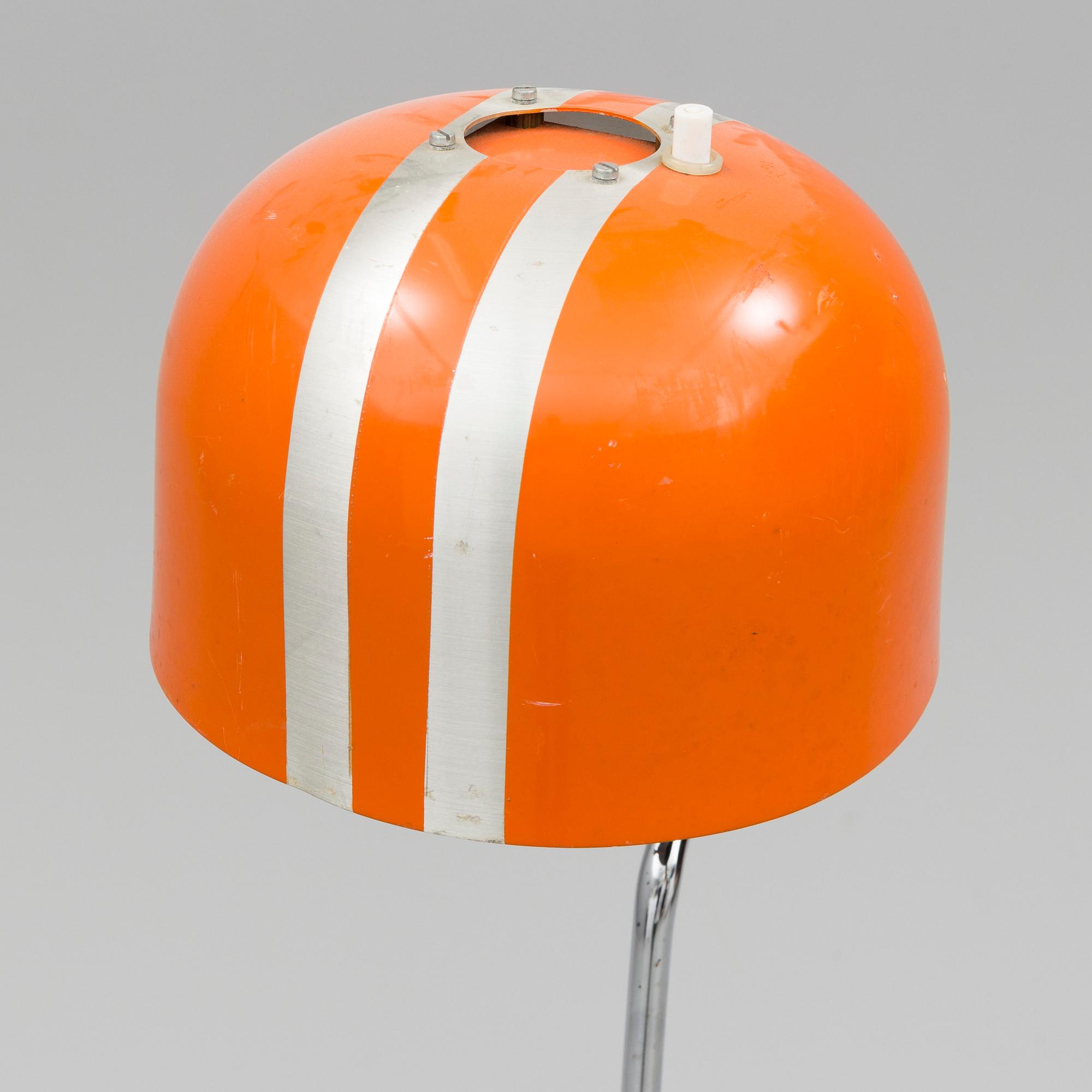 GOLVLAMPA, s.k. störtkrukan, metall, 1970-tal. Kosta.