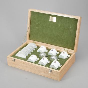 SCHATULL med SERVIS, porslin och tenn, bland annat Hackefors, 1990.