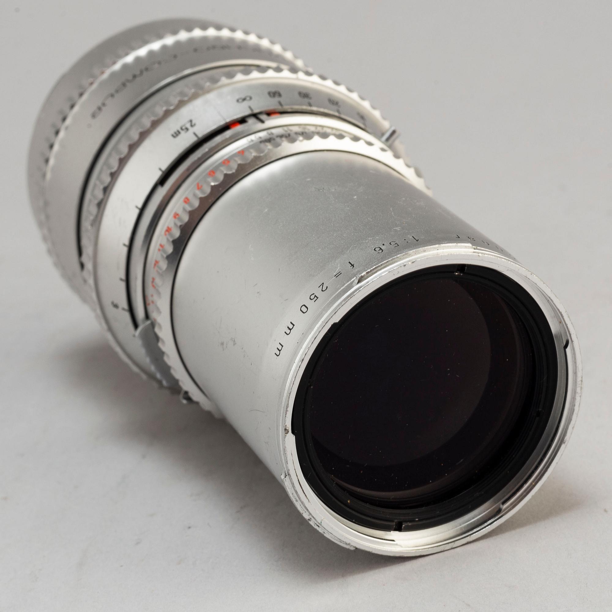 A Hasselblad 500 C with two lenses: Planar 1:2,8 80mm and Sonnar 1:5,6 250 mm.