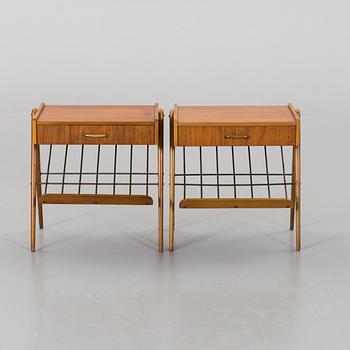 A PAIR OF 1950'S BEDSIDE TABLES.