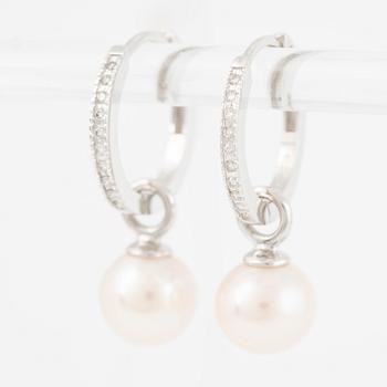 Earrings 14K white gold with cultured Akoya pearls and brilliant-cut diamonds.