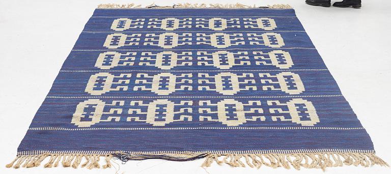 A flat weave, mid 20th Century, circa 293 x 187 cm.