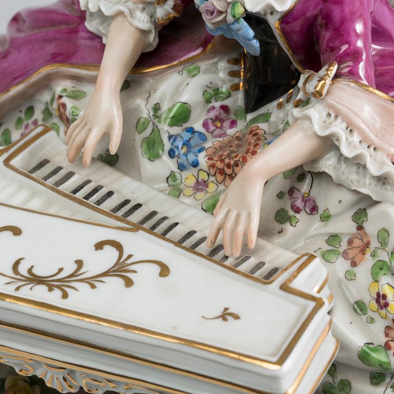A 20th CENTURY PORCELAIN SITZENDORF FIGURINE.