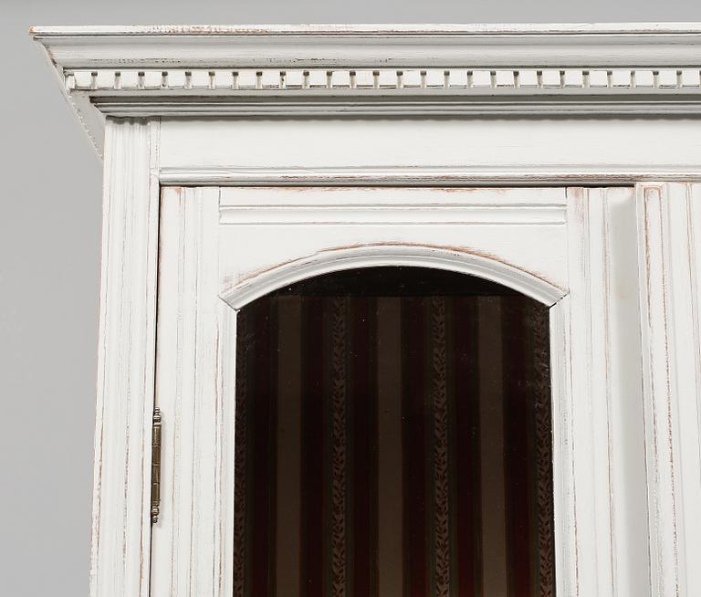 VITRINSKÅP, delvis 1900-talets första hälft.