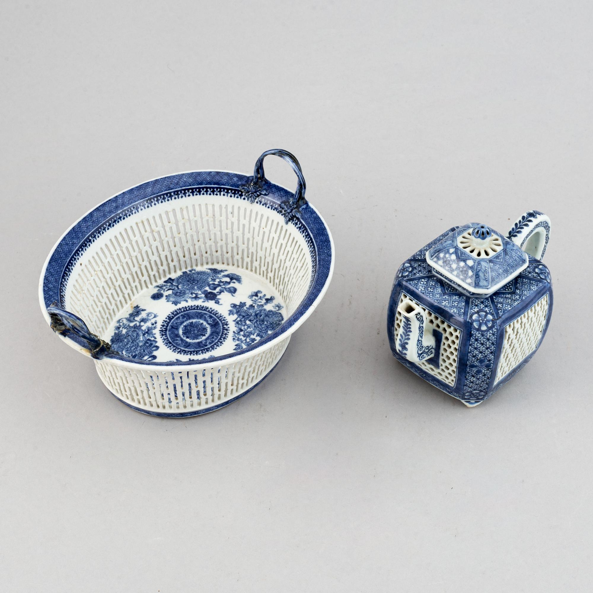 A blue and white chesnut basket and a tea pot with cover, Qing dynasty, 18th Century.