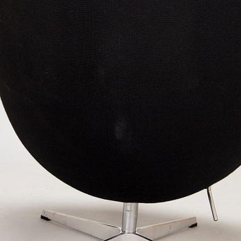 Arne Jacobsen, armchair and ottoman "The Egg chair" for Fritz Hansen 2012 and 2022.