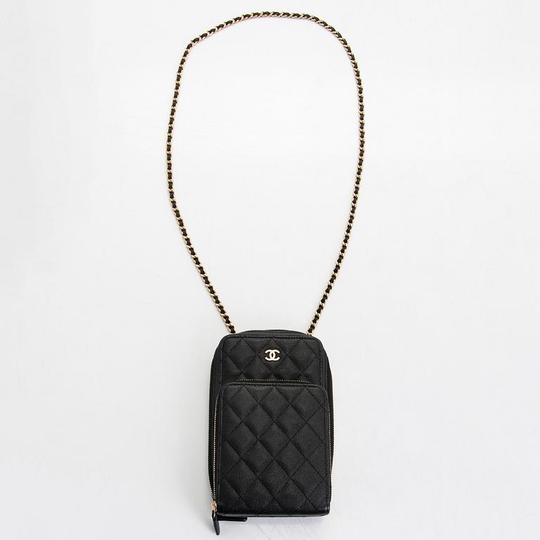 Chanel, "O-porte tel a chaine" väska, 2020.