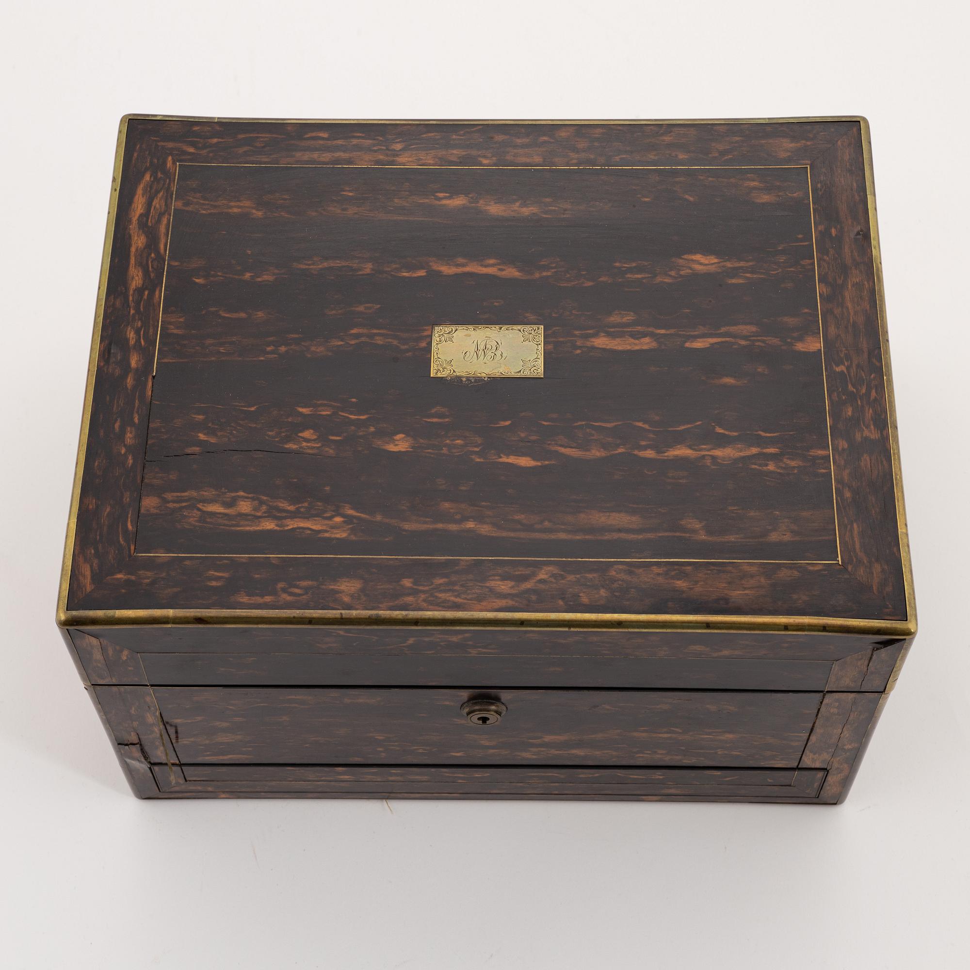 Reseschatull, silver, England, 1860-tal.