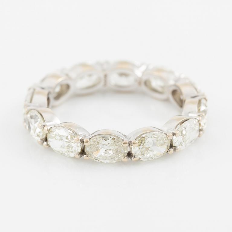 Ring, helallians, 18K vitguld med ovalslipade diamanter.