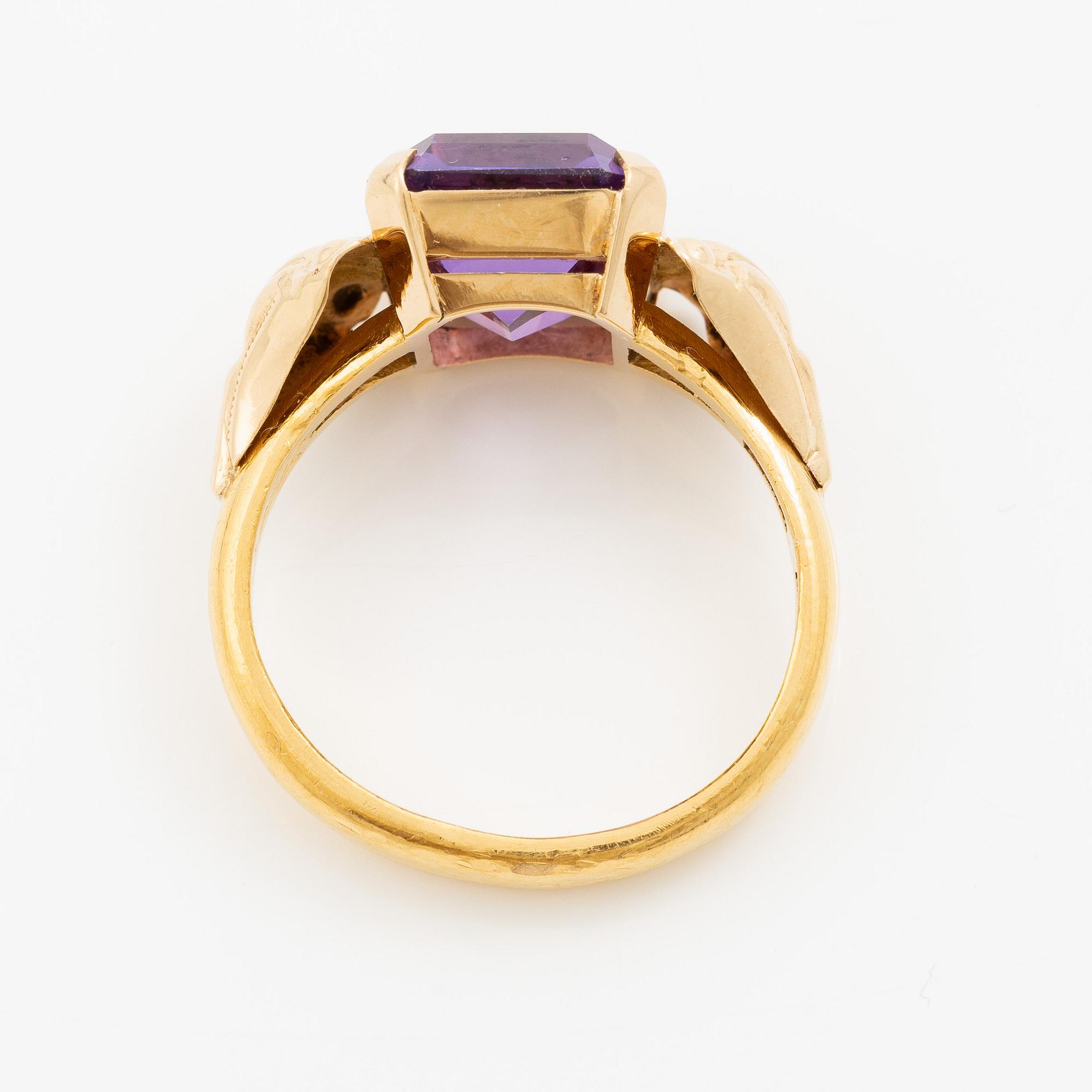 Ring 23K gold with synthetic stone.