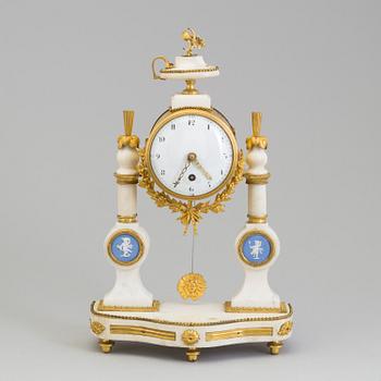 A MANTEL CLOCK, first half of the 19th century.