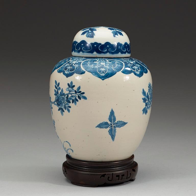 BOJAN, porslin. Qing dynastin, 1800-tal, med Kangxis sex karaktärer i underglasyrblått.