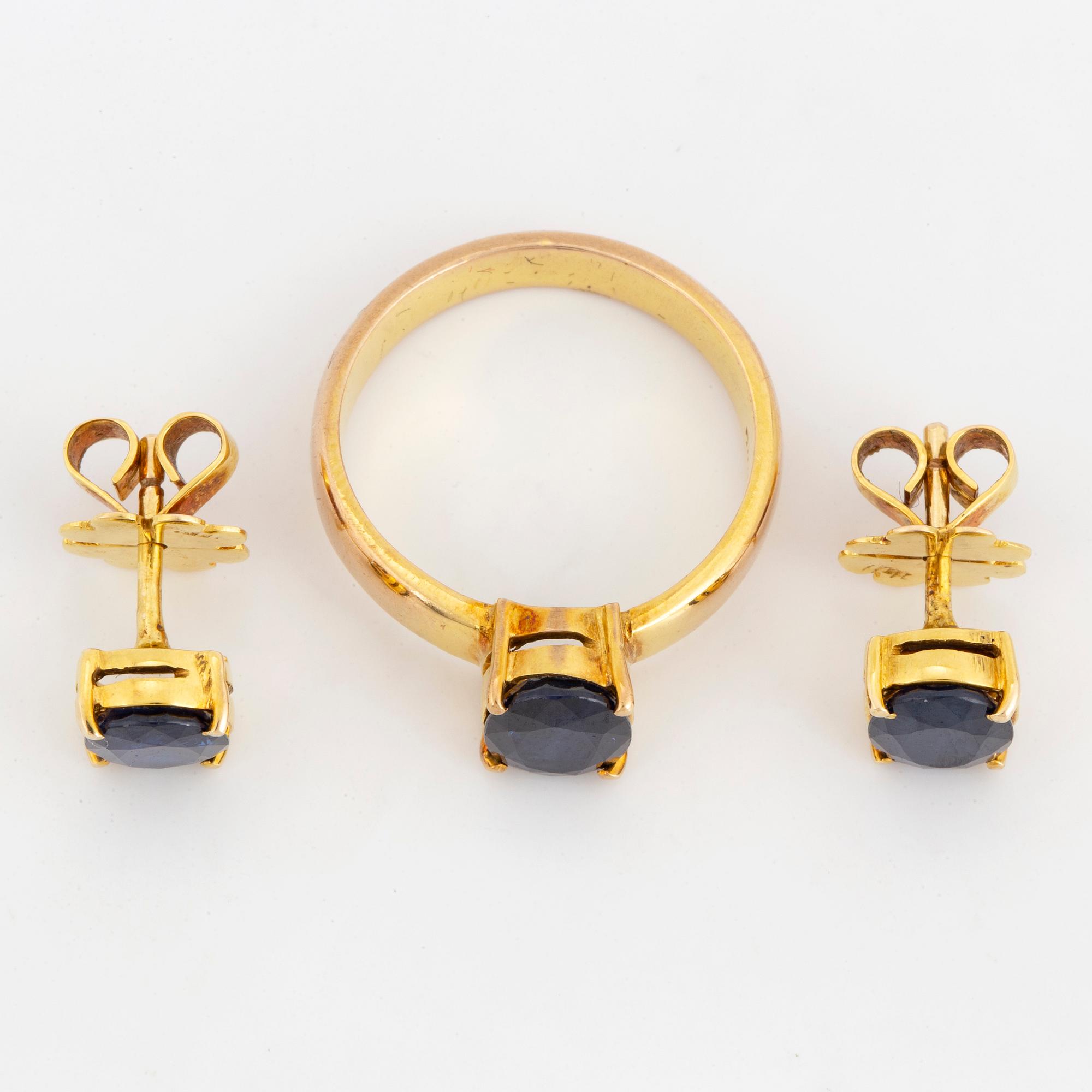 RING OCH ÖRHÄNGEN, tre delar, guld och safirer.