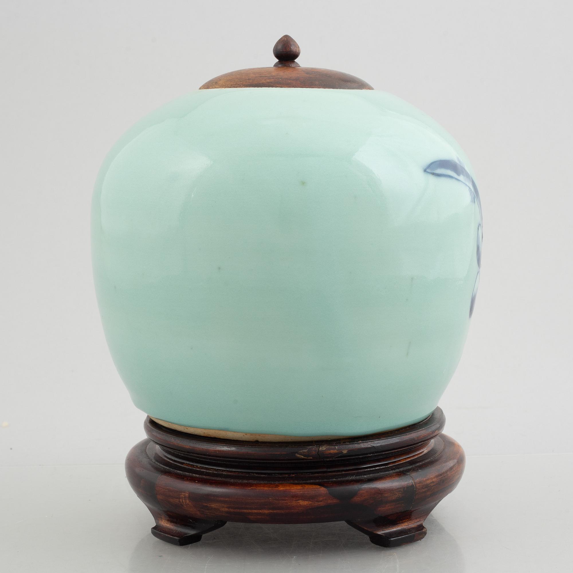 A porcelain pot, China, Qingdynasty, 19th century.