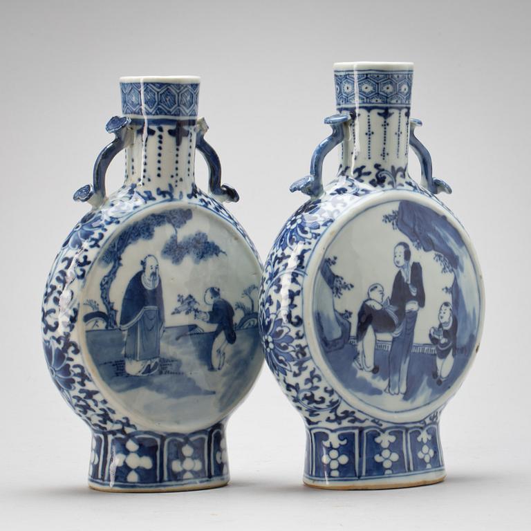 PILGRIMSFLASKOR, 2 snarlika. Porslin, Kina, 1900-talets början.