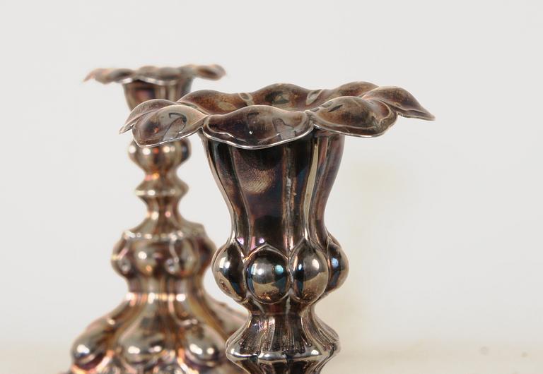 LJUSSTAKAR, ett par, silver, rokokostil, Hallberg, 1941.