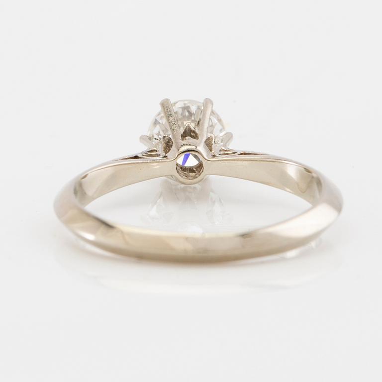 Solitaire ring in 18K white gold with a round brilliant-cut diamond.