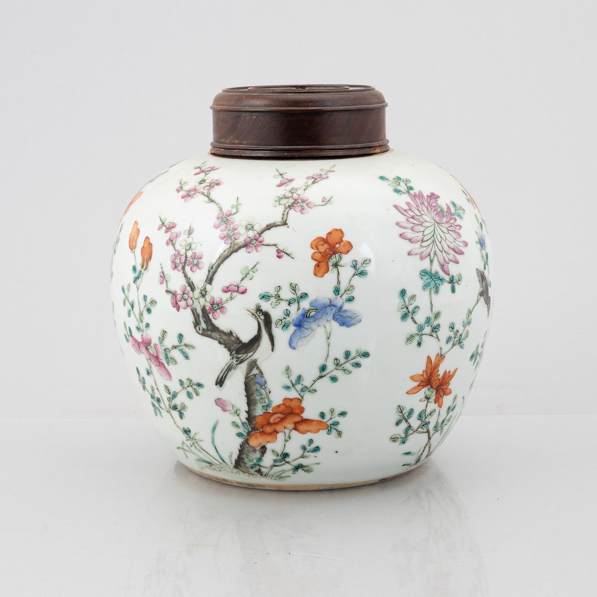 A Chinese famille rose porcelain jar, Qing dynasty.