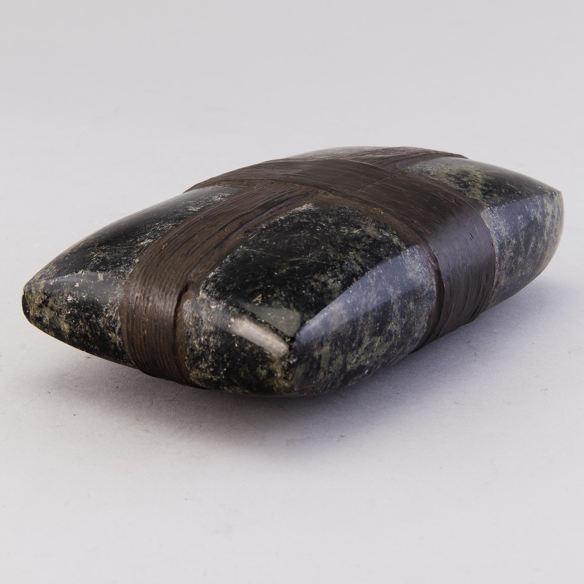 MINNA TUOMINEN, kiviveistos, signeerattu ja päivätty -11.