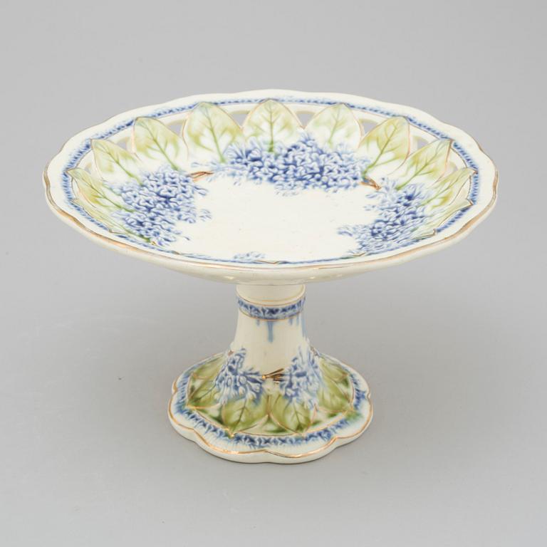 A 7 pcs porcelain service by Villeroy & Bosch, second half of the 19th century.