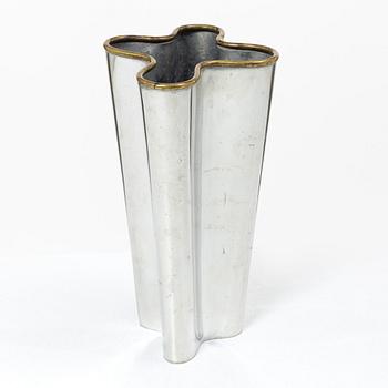 Björn Trägårdh, A 'Wave' vase for Svenskt Tenn, marked F11.