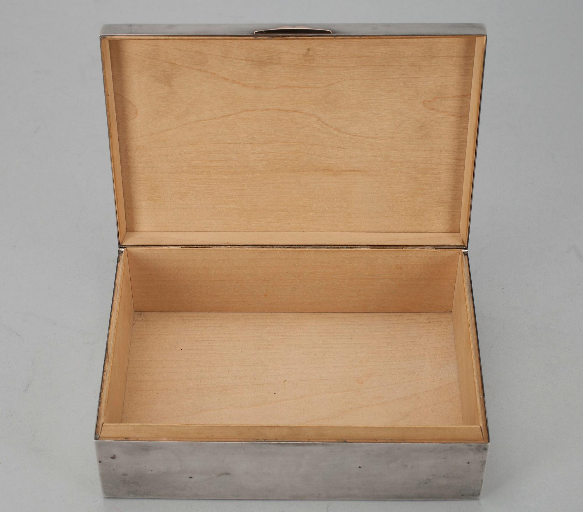 CIGARRETUI, silver samt trä, Finska Guldsmeds Ab, Åbo 1925.