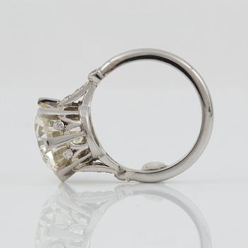 RING med gammalslipad, svagt kuddslipad, diamant ca 5.70 ct L/SI.