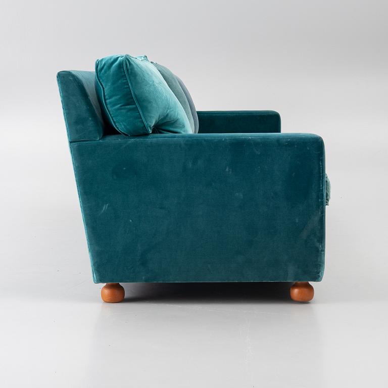 Josef Frank, a model 3031 sofa, Firma Svenskt Tenn, AB O.H: Sjögren, 2021.