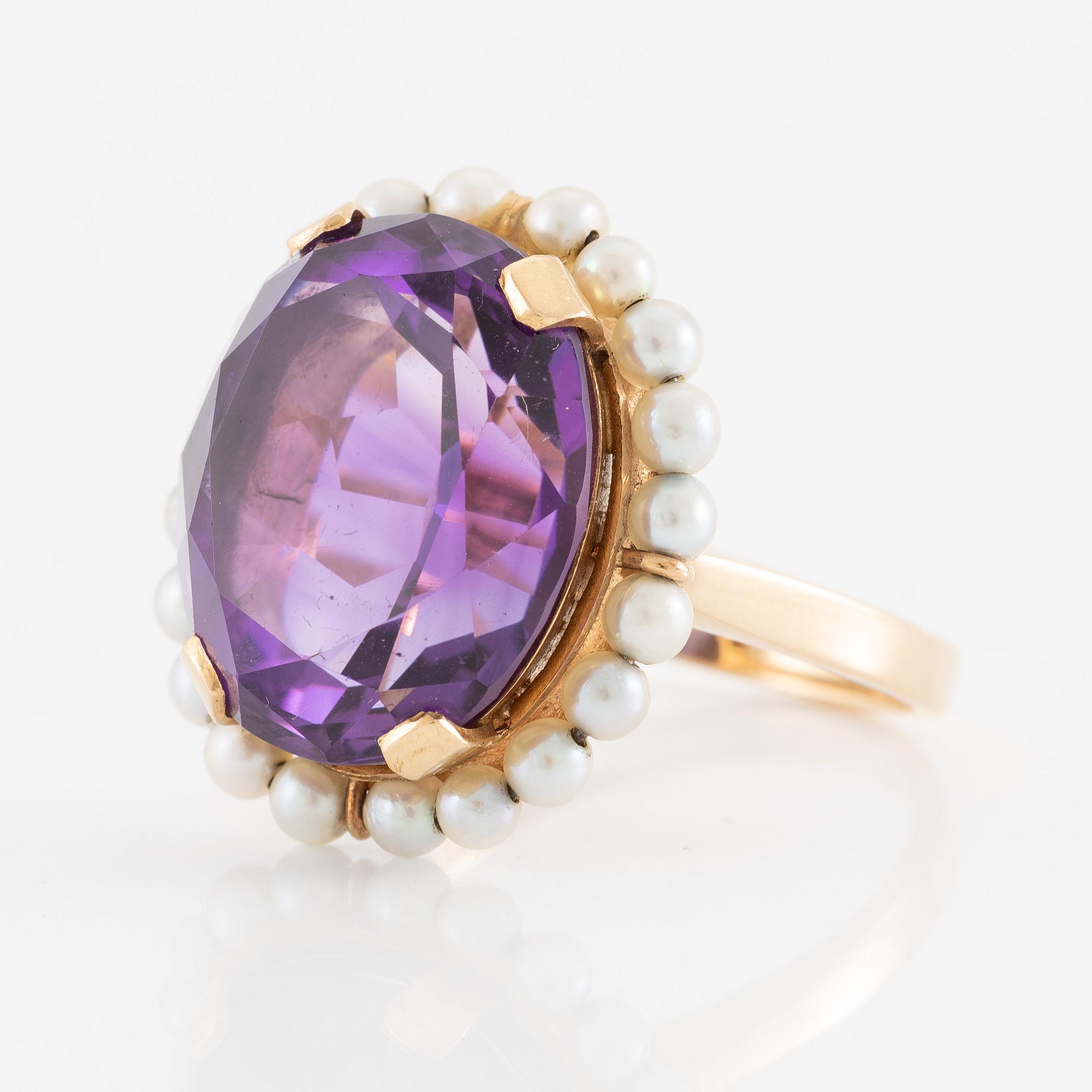 Ring, Evert Lindberg, 18K guld med en stor fasettslipad ametist och odlade pärlor.