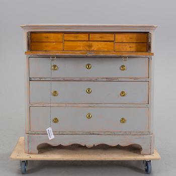 A early 1800s chest of drawers.