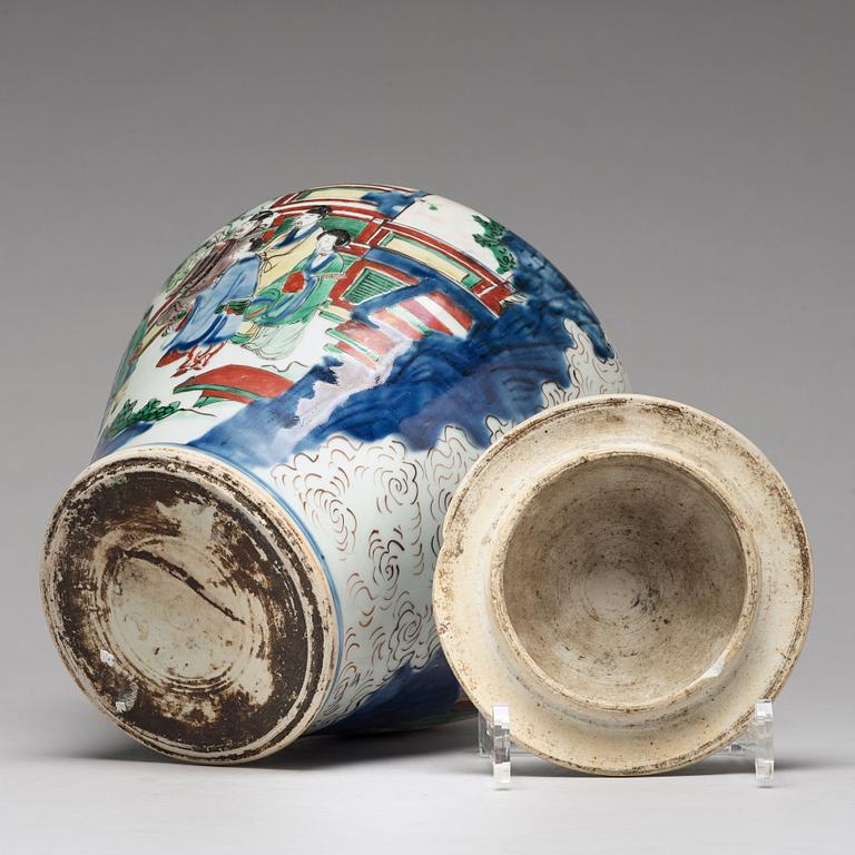 A Transitional wucai baluster vase with cover, 17th Century, Shunzhi (1644-1662).