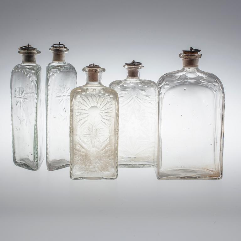 BRÄNNVINSFLASKOR, 5 st. Glas. 1800-tal.
