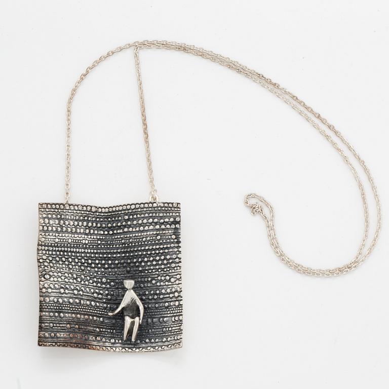 A Jorma Laine pendant with chain in silver.