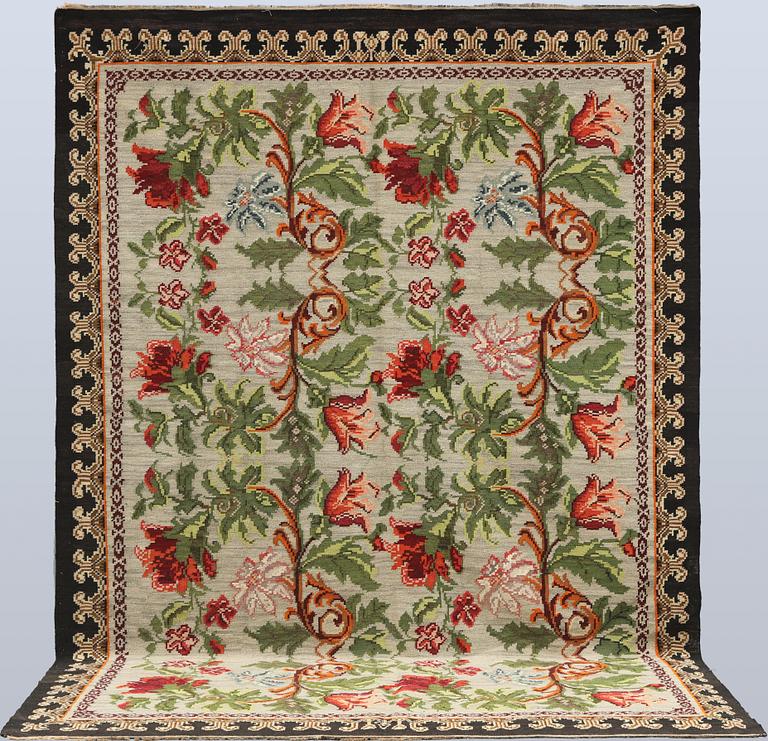 An older Bessarabian Kelim carpet, 286 x 200 cm.