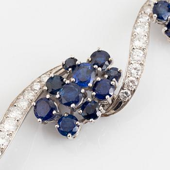 An 18K white gold necklace set with round brilliant-cut diamonds and sapphires.