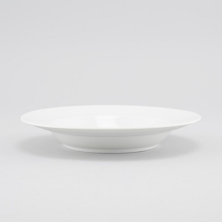 55 pieces of porcelan table ware, partly designed by Lin Utzon, Royal Copenhagen, 1980s.