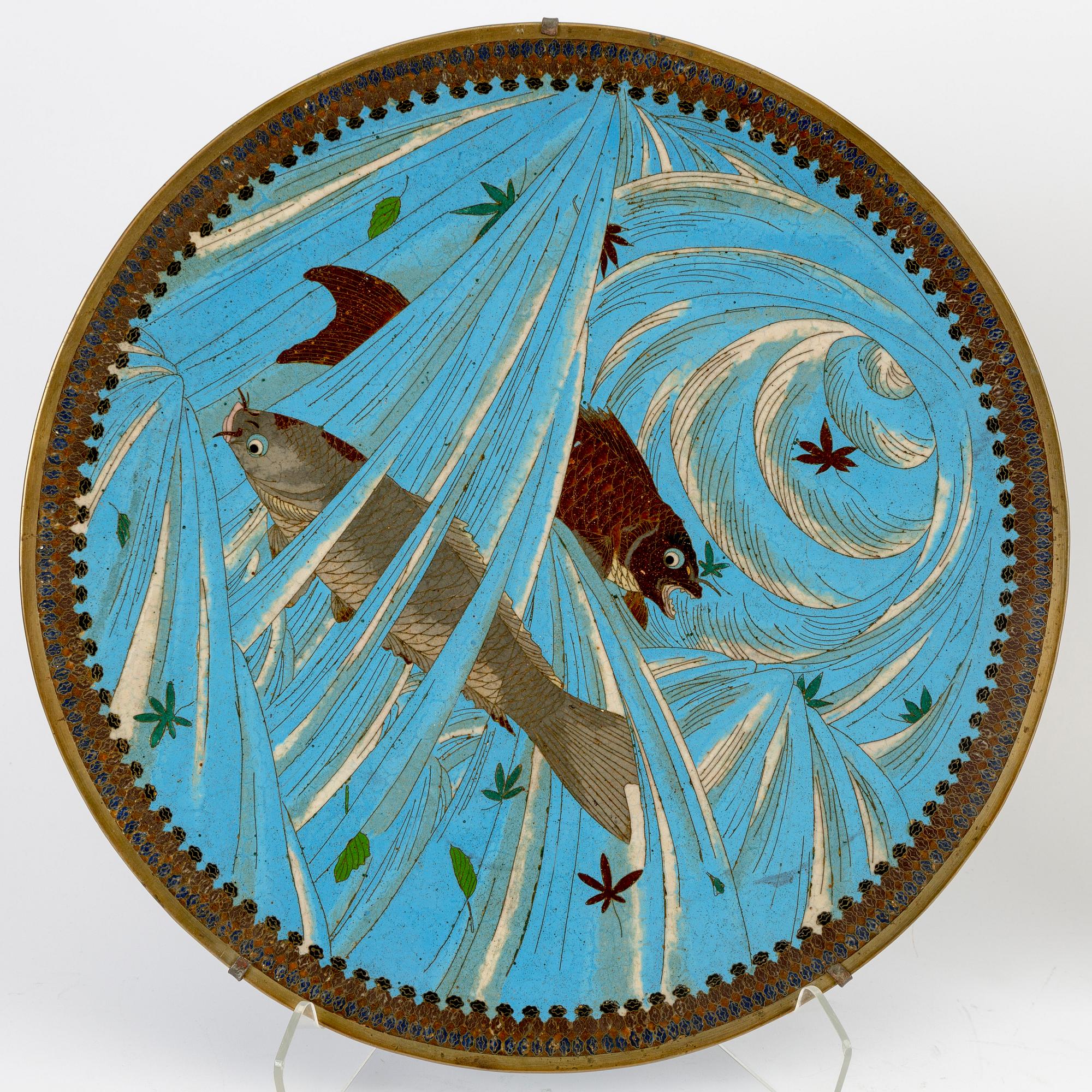 2 decorative dishes, vase and table clock Japan, first half of the 20th century.