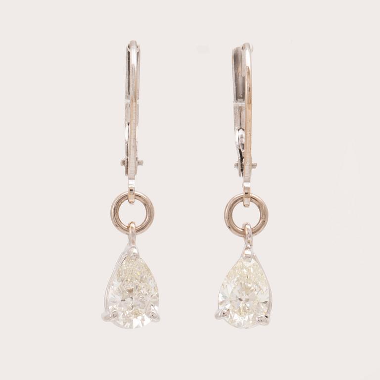 Örhängen 18K vitguld och päronslipade diamanter.