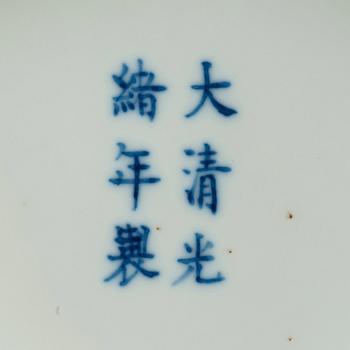 SKÅLFAT, ett par, porslin. Qing dynastin, med Guangxus märke och period (1874-1908).