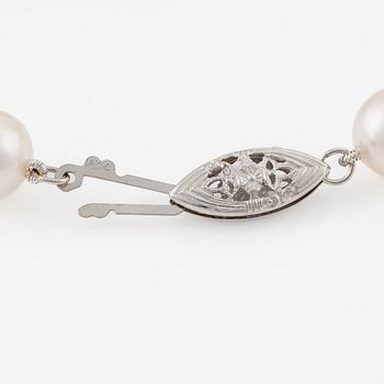 Bracelet, 14K white gold, with cultured pearls and a centre piece set with a brilliant-cut diamond approximately 1 ct.