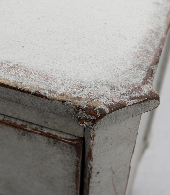 BYRÅ, sengustaviansk, omkring år 1800.