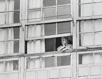 "Kvinna i fönsterraden" (Woman in the window).