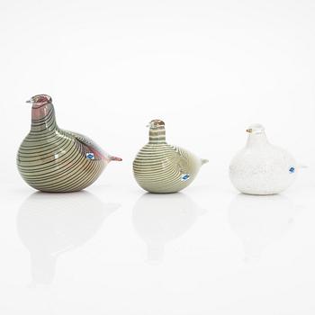 Oiva Toikka, three glass birds, signed O. Toikka Nuutajärvi.