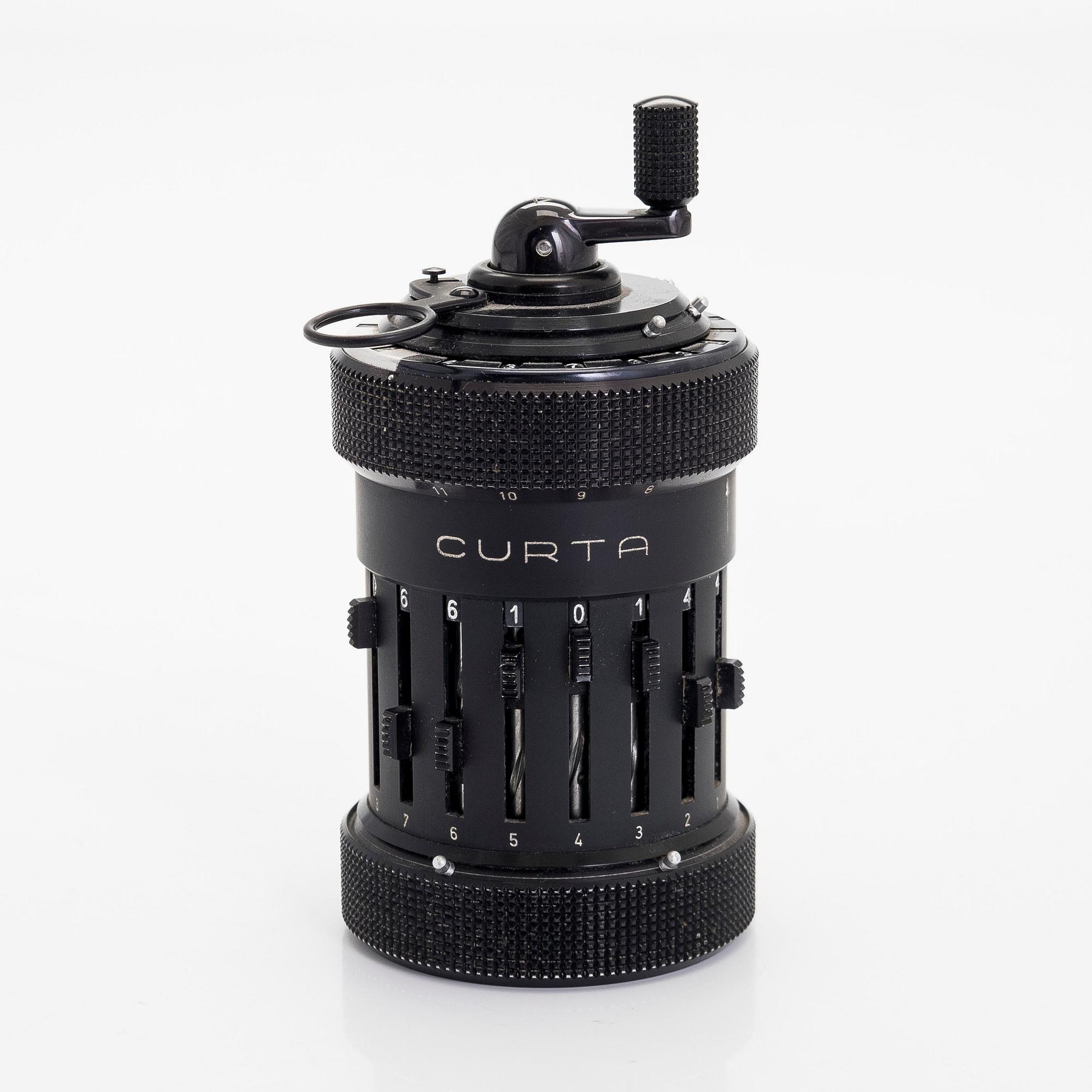 Räknemaskin, "Curta, Type I", utvecklad av Curt Herzstark, Contina AG Mauren, Lichtenstein, formgiven 1947.